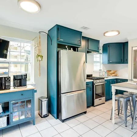Galveston Coastal Cottage 1 Block To Beach!